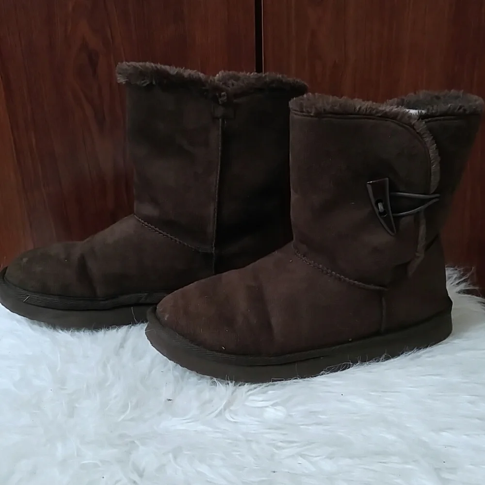 Arizona chocolate toggle short boots size 4M